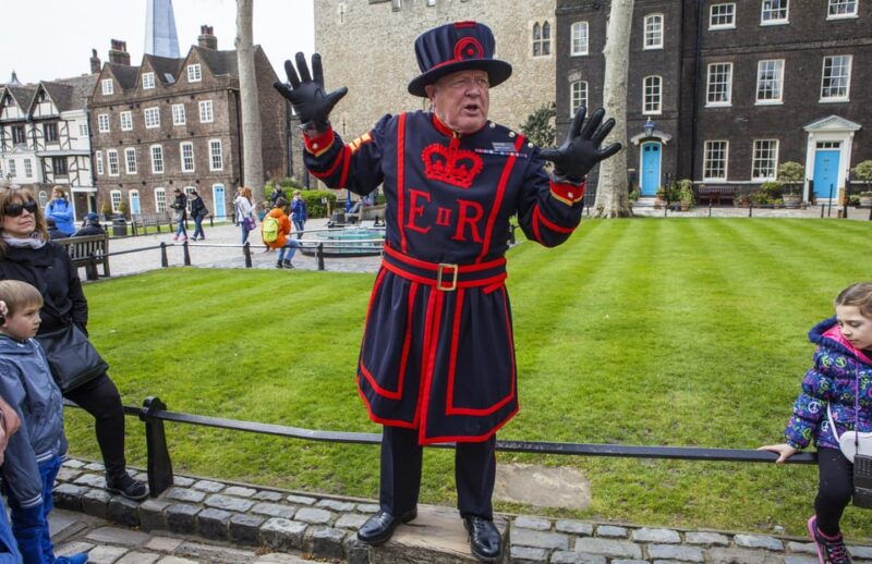 exclusive-beefeater-meet-greet-at-the-tower-of-london-2