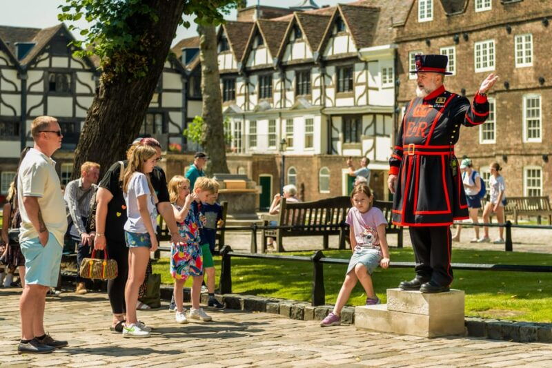 exclusive-beefeater-meet-greet-at-the-tower-of-london-2