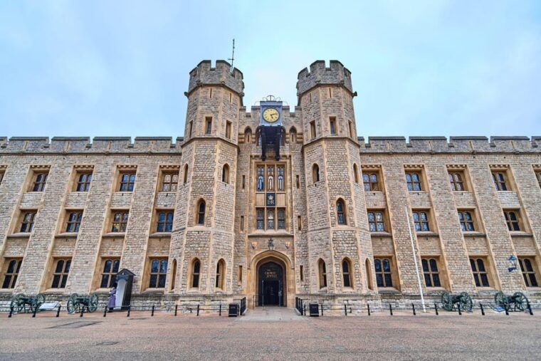 exclusive-beefeater-meet-greet-at-the-tower-of-london-2