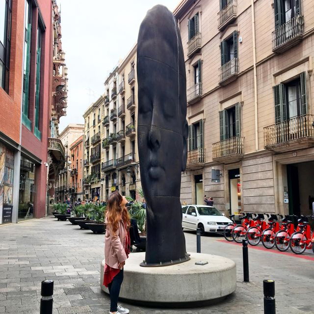 exclusive-gallery-walk-in-barcelonas-art-district-2