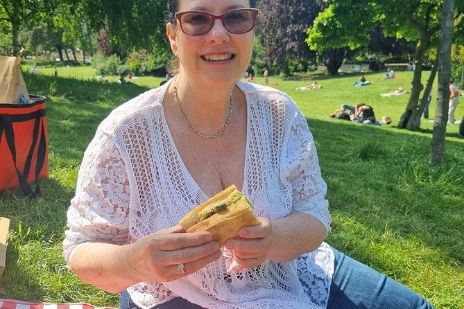 exclusive-gourmet-picnic-experience-at-the-eiffel-tower