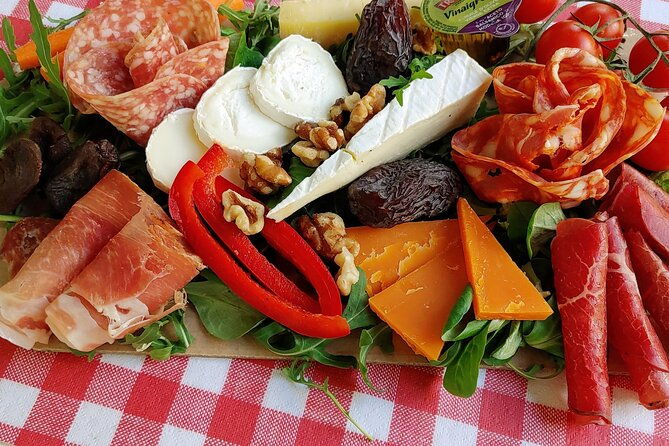 exclusive-gourmet-picnic-experience-at-the-eiffel-tower