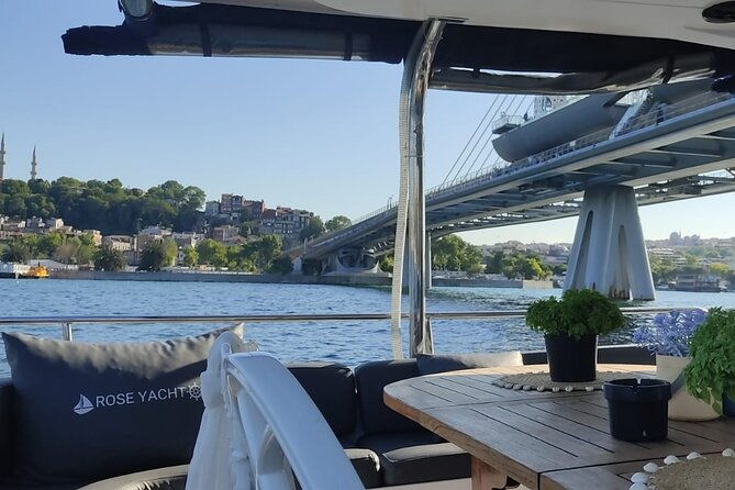 exclusive-luxury-yacht-bosphorus-sightseeing-cruise-in-istanbul