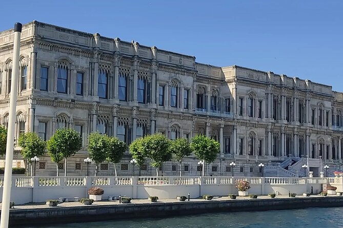 exclusive-luxury-yacht-bosphorus-sightseeing-cruise-in-istanbul