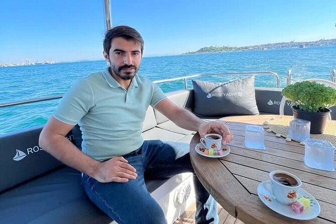 exclusive-luxury-yacht-bosphorus-sightseeing-cruise-in-istanbul