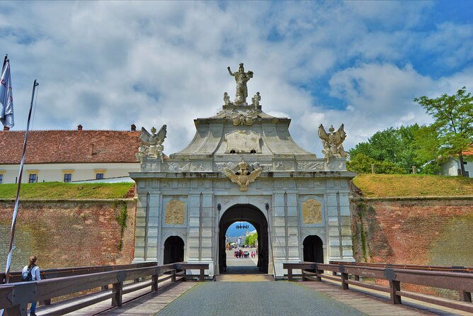 exclusive-tour-corvin-castle-alba-iulia-and-traditional-villages-from-sibiu