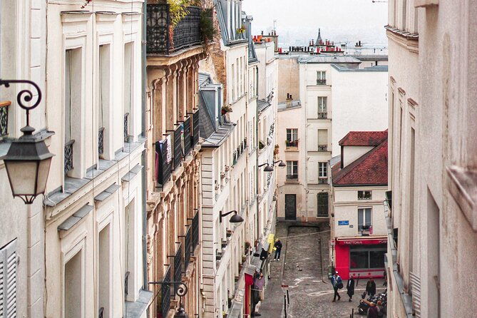 exclusive-walking-tour-in-montmartre-with-local-guide