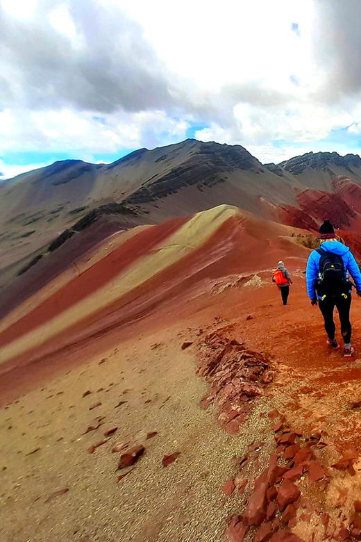 excursion-in-the-red-valley-and-the-rainbow-mountain