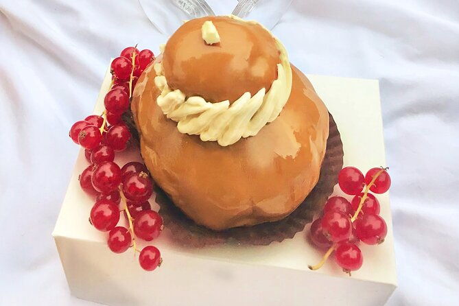 experience-a-decadent-french-picnic-with-wine-pairing-in-paris