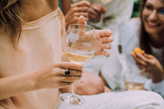 experience-a-decadent-french-picnic-with-wine-pairing-in-paris