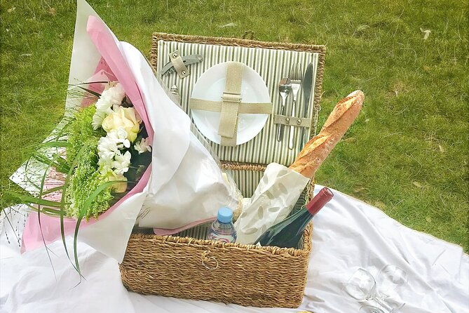 experience-a-decadent-french-picnic-with-wine-pairing-in-paris