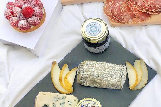 experience-a-decadent-french-picnic-with-wine-pairing-in-paris
