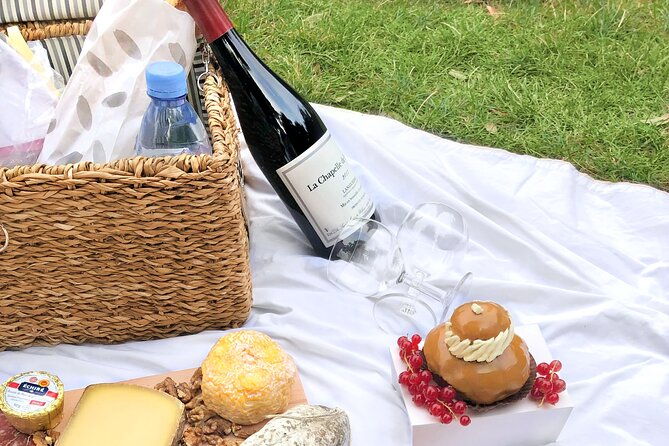 experience-a-decadent-french-picnic-with-wine-pairing-in-paris