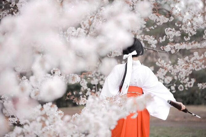 experience-a-different-cross-dressing-experience-in-kyoto-osaka-miko-kimono