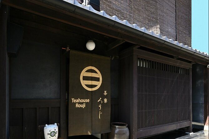 experience-a-tea-ceremony-in-an-authentic-tearoom-in-kyoto