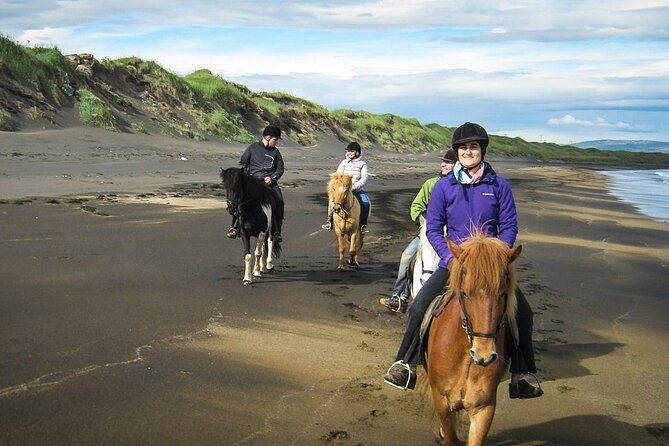 experience-countryside-of-iceland-by-horseback-riding-2