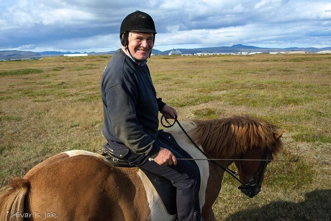 experience-countryside-of-iceland-by-horseback-riding-2