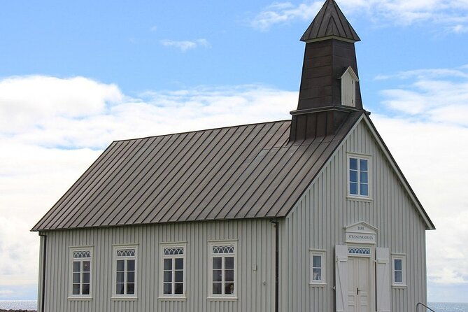 experience-countryside-of-iceland-by-horseback-riding