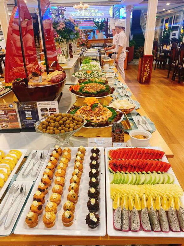 experience-dinner-on-luxury-cruise-along-saigon-river