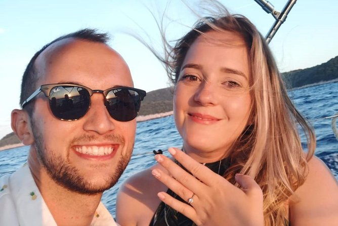 experience-romantic-sunset-sailing-on-a-modern-36ft-11m-sail-yacht-hvar