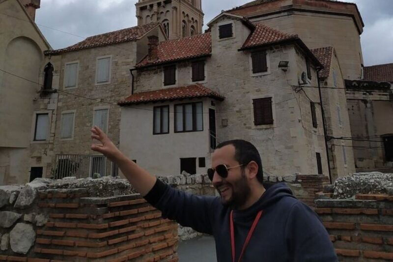 experience-split-history-walking-tour-with-local-historian