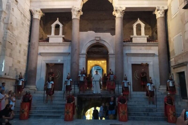 experience-split-history-walking-tour-with-local-historian