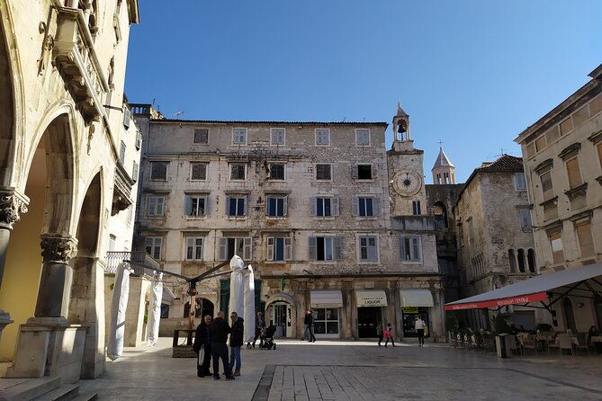 experience-split-with-local-professional-historian-private-2