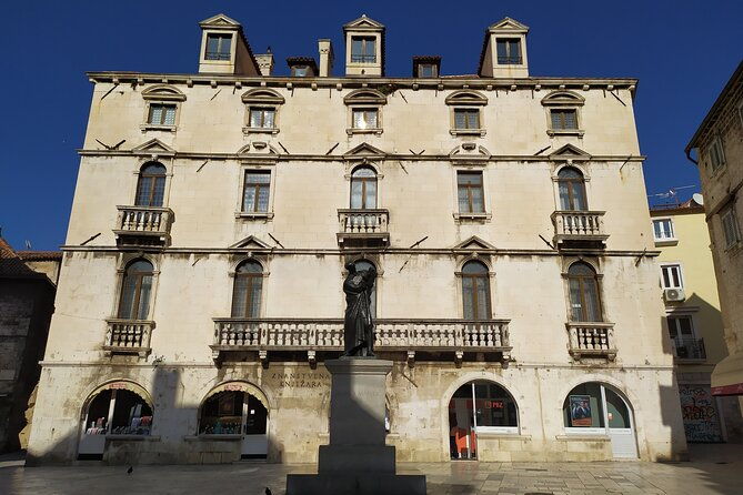 experience-split-with-local-professional-historian-private-2