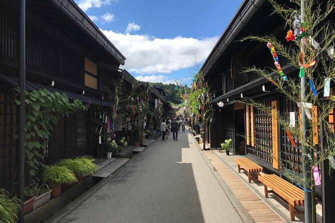 experience-takayama-old-town-30-minutes-walk