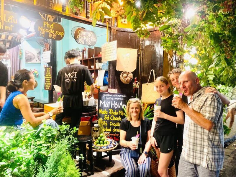 experience-the-enchanting-hoi-an-by-night