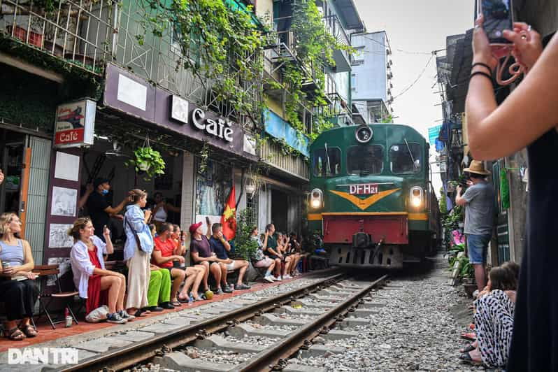 experience-train-street-with-local-food