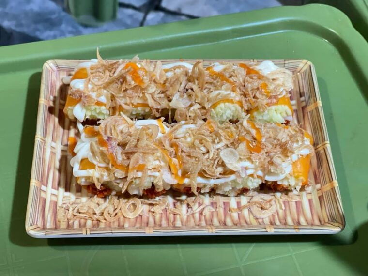 experience-train-street-with-local-food