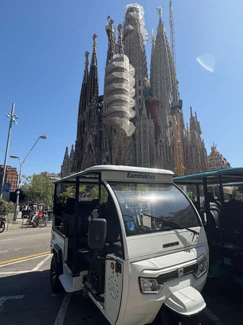 Explore Barcelona comfortably with our electric TukTuks. - The Highlights in Detail