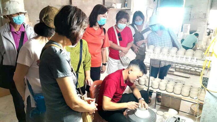explore-bat-trang-village-ceramics-factories-local-guide