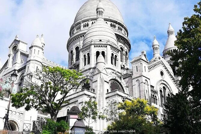 explore-bohemian-montmartre-private-half-day-walking-tour