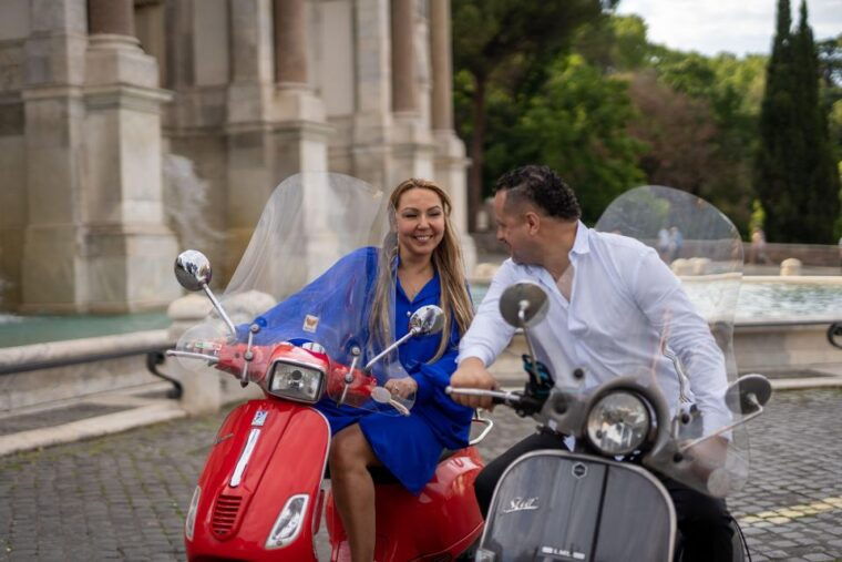 explore-city-on-vespa-with-professional-photographer