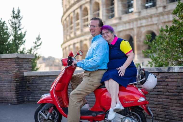 explore-city-on-vespa-with-professional-photographer