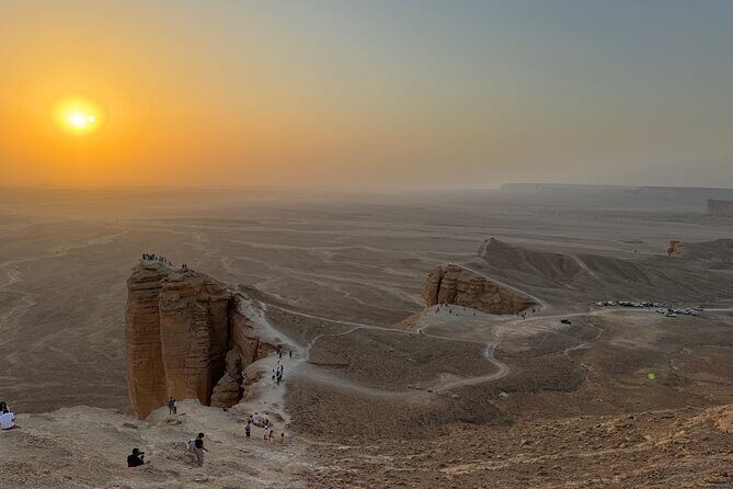 Explore Edge of The World in a Private Trip with Saudi Dinner - Detailed Breakdown of the Itinerary