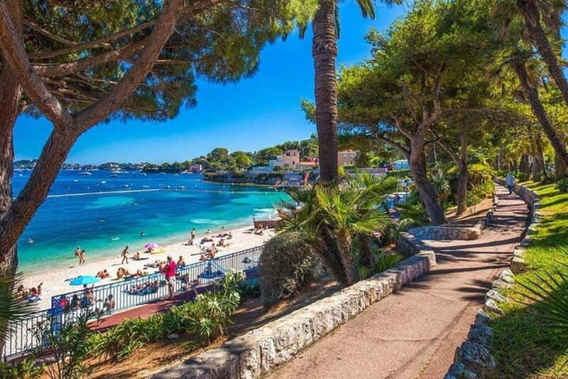 Explore Èze and the Côte dAzur in a Renault Mégane E-Tech" - FAQ