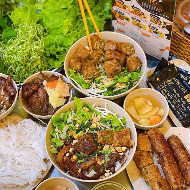 explore-food-tour-train-street-and-egg-coffee-in-capital