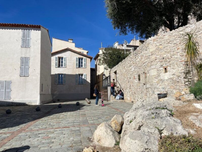 explore-half-day-the-french-riviera-aboard-our-classic-bus