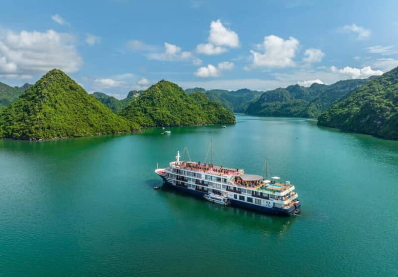 Explore Halong&Lan Ha Bay 5* cruise, classy-bathtub-balcony - Key Points
