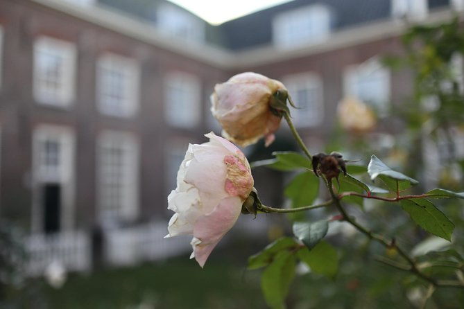 explore-hidden-streets-with-friends