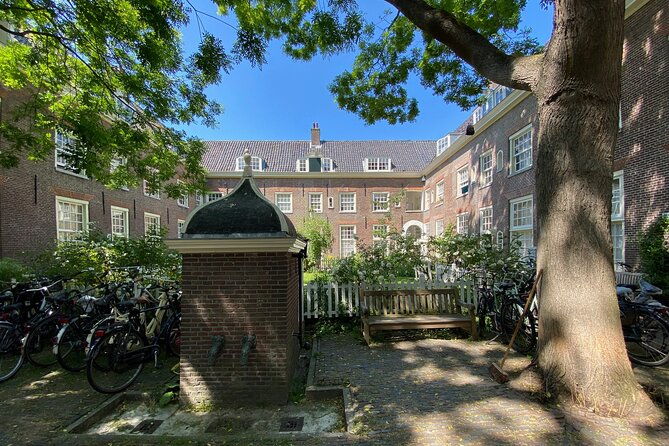 explore-hidden-streets-with-friends-private-tour-2