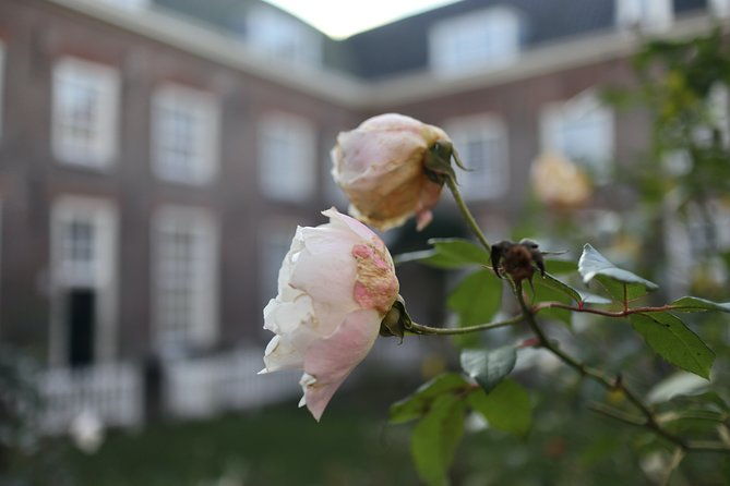 explore-hidden-streets-with-friends-private-tour-2