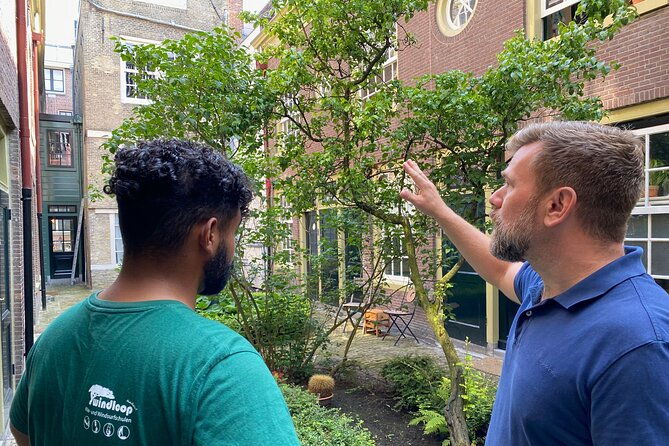 explore-hidden-streets-with-friends-private-tour-2