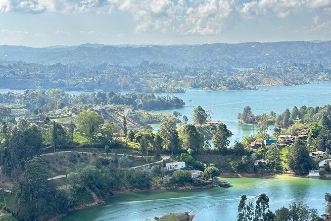 explore-immerse-in-guatapenol-past-present-and-local-culture