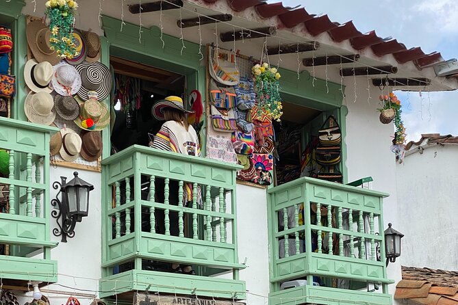 explore-immerse-in-guatapenol-past-present-and-local-culture