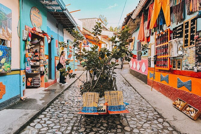 explore-immerse-in-guatapenol-past-present-and-local-culture