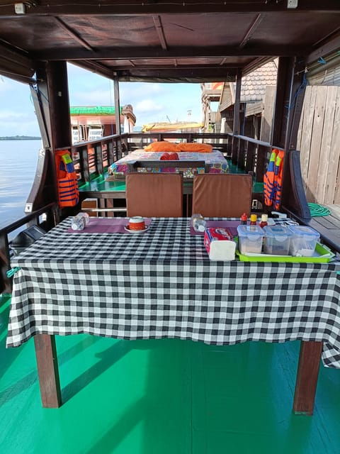 explore-jungle-in-borneo-and-orangutan-kelotok-tour-3d-2n